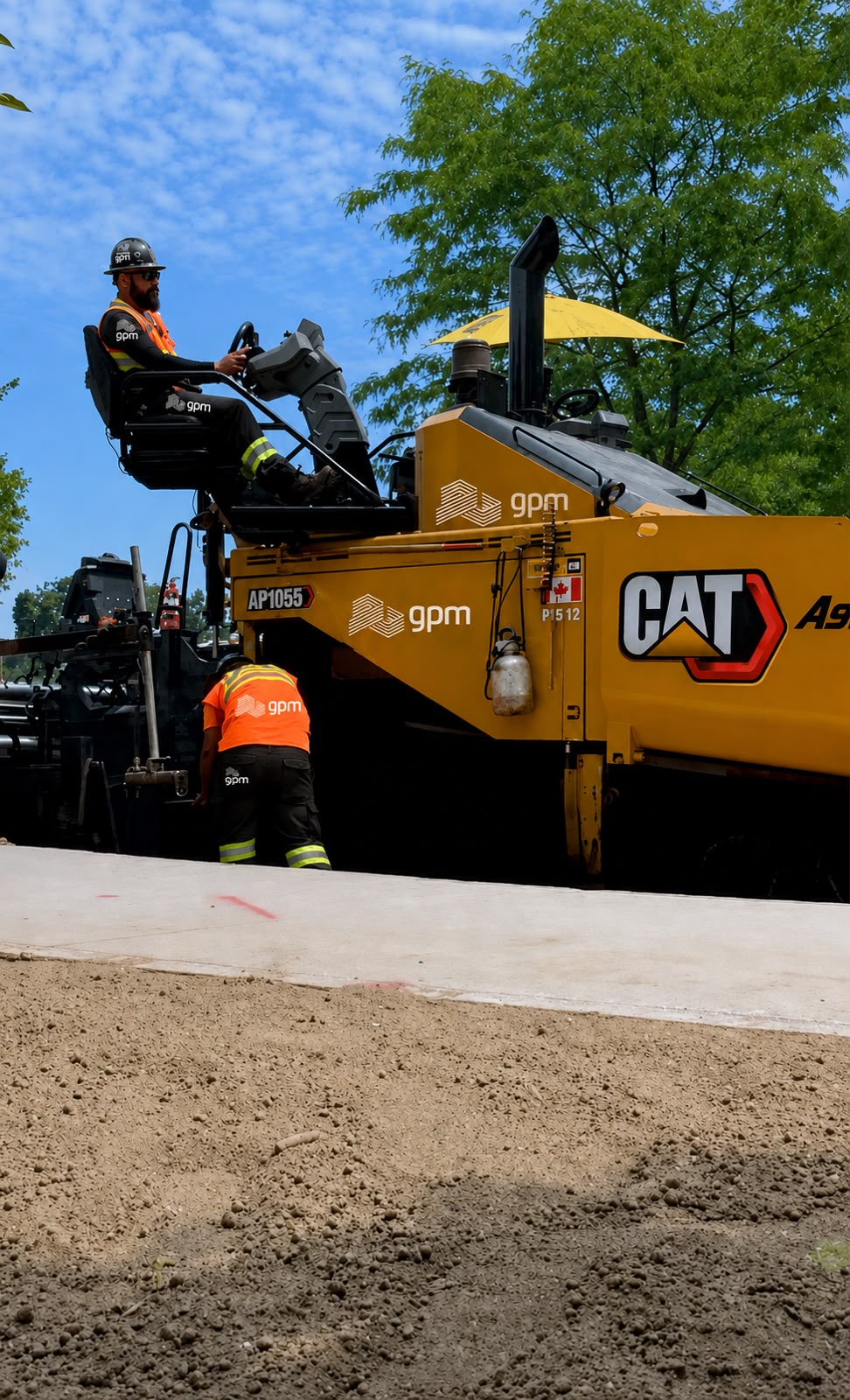 Equipe da GPM operando pavimentadora em obra de pavimentação asfáltica