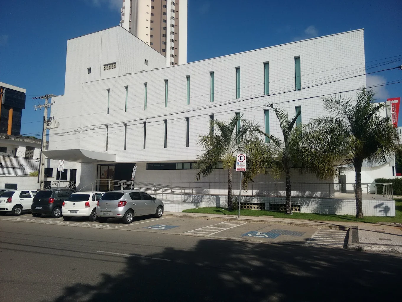 Vista externa de edifício institucional reformado