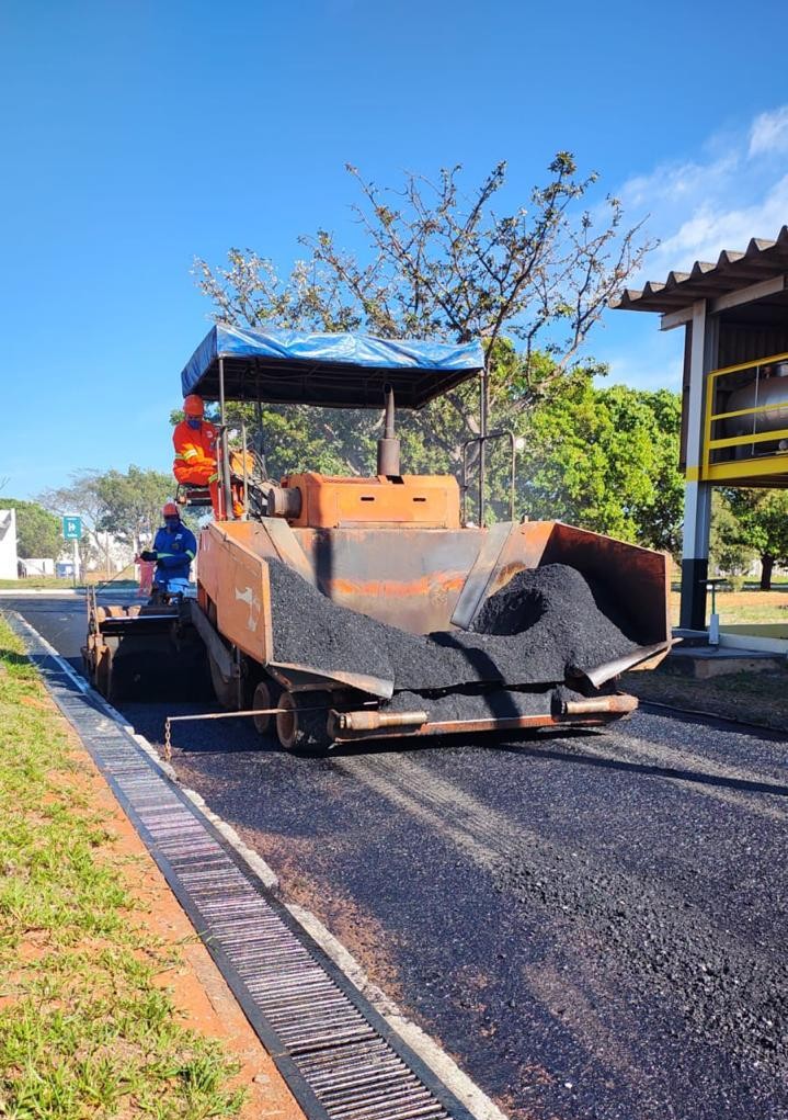 Equipe da GPM executando uma obra de pavimentação asfáltica