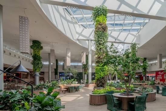 Área interna ajardinada do Shopping Iguatemi